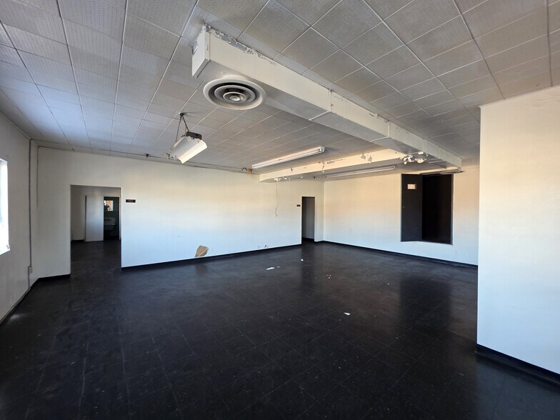 More Photos Of 618 2nd St, Toledo Freestanding For Sale