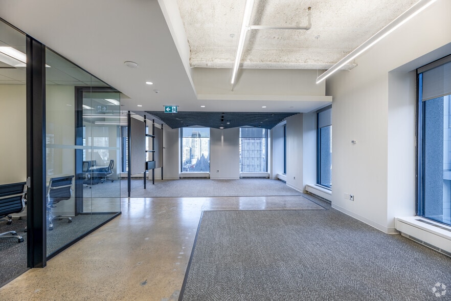 More Photos Of 390 Bay St, Toronto Office For Lease