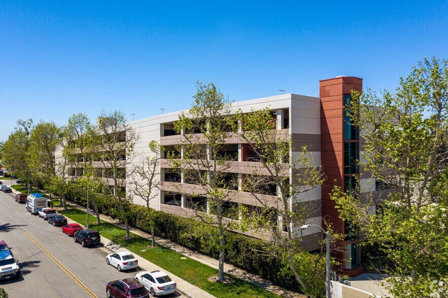 More Photos Of 17011 Beach Blvd, Huntington Beach Office For Lease