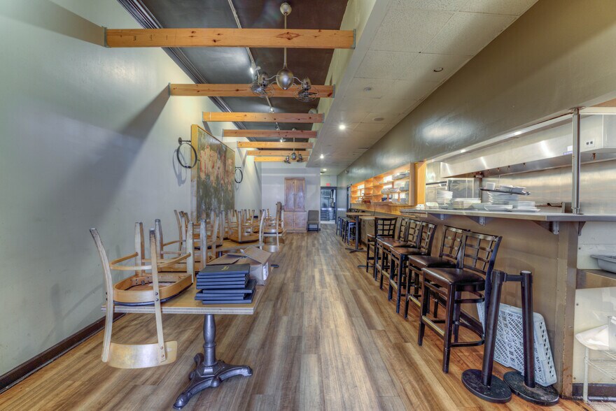 More Photos Of 940-942 S Cooper St, Memphis Storefront For Lease