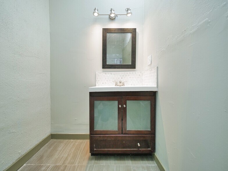 More Photos Of 9614-9616 MacArthur Blvd, Oakland Specialty For Sale