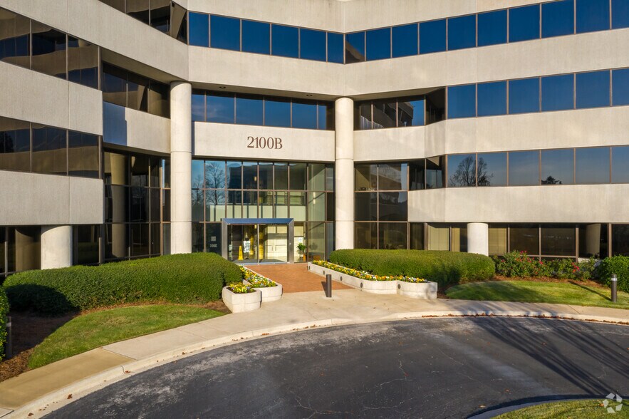 More Photos Of 2000-2100 SouthBridge Pky, Birmingham Office Residential For Lease