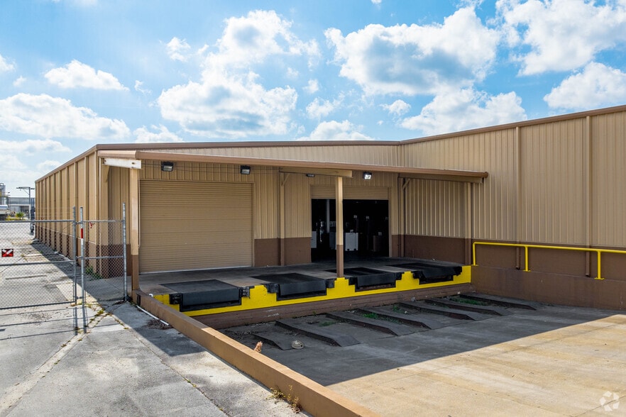 More Photos Of 2443 Commerce Point Dr, Lakeland Light Manufacturing For Lease