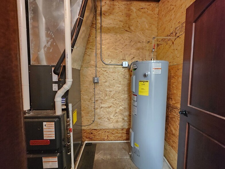 More Photos Of 702 S Delaware Ave, Mason City Light Manufacturing For Lease
