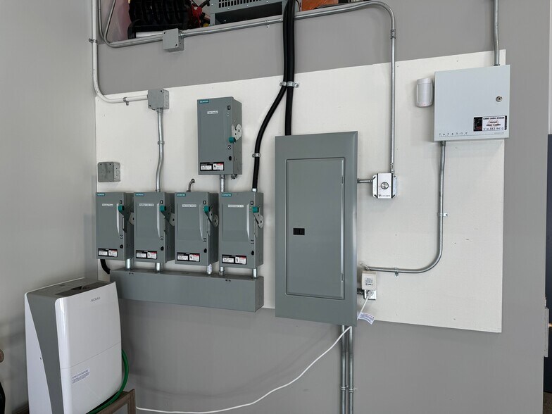 More Photos Of 12555 Rue Service A-4, Mirabel Industrial For Sale