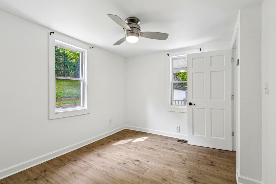 More Photos Of 9955 Belair Rd, Kingsville Flex For Lease