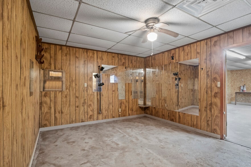 More Photos Of 450 US-259, Daingerfield Showroom For Sale