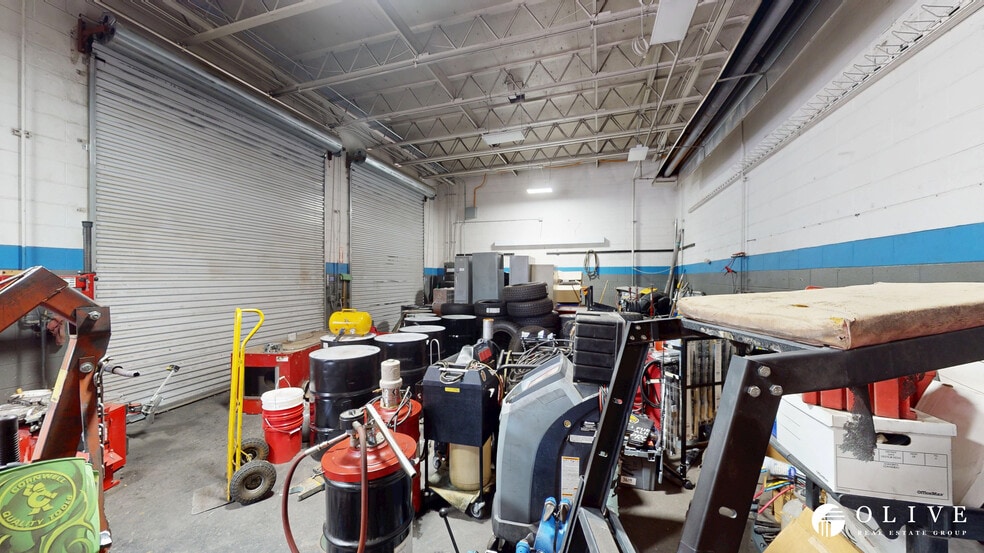 More Photos Of 4351 Austin Bluffs Pky, Colorado Springs Auto Repair For Lease
