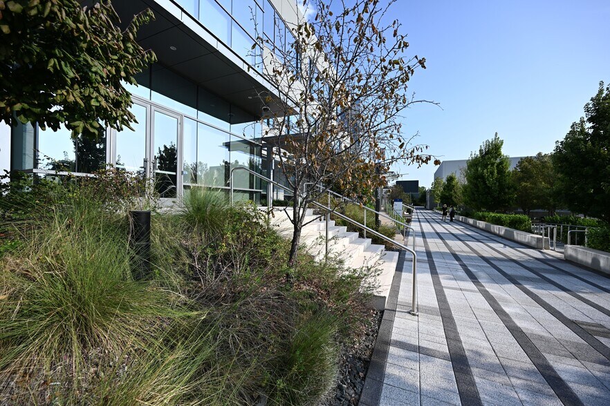 More Photos Of 8800 Technology Forest Pl, The Woodlands Unknown For Lease