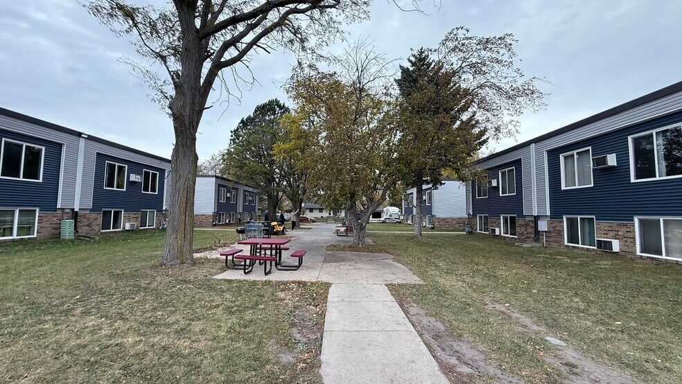 More Photos Of 1940-1990 Wisconsin SW, Huron Apartments For Sale