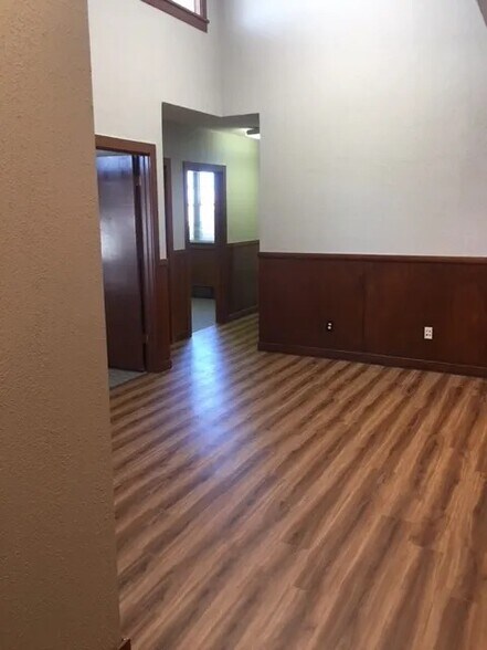 More Photos Of 209 S Pioneer Dr, Abilene Flex For Lease