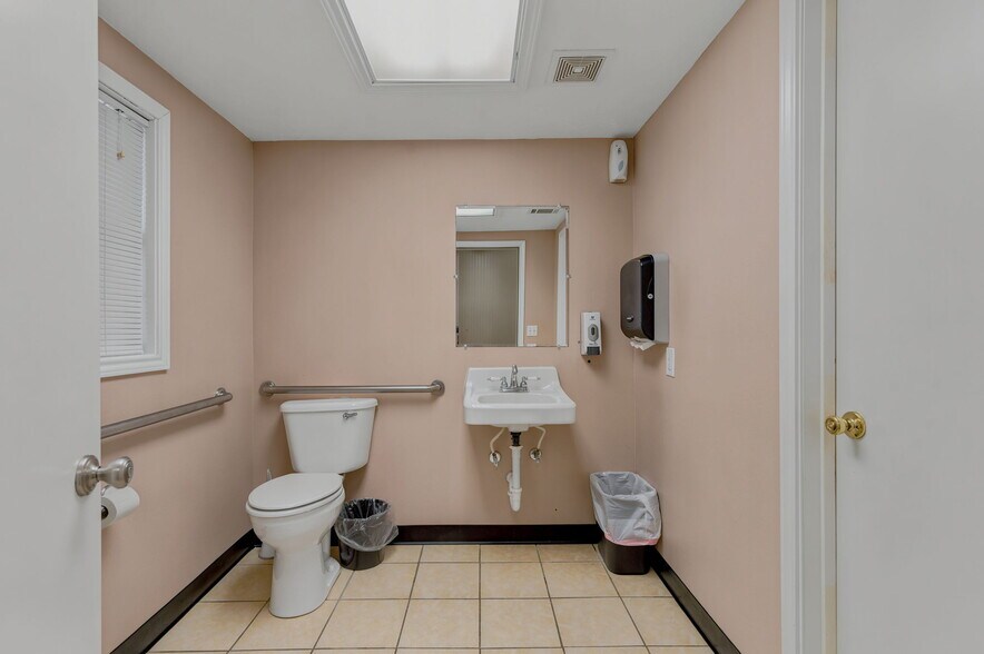 More Photos Of 3401 N Frazier St, Conroe Specialty For Sale