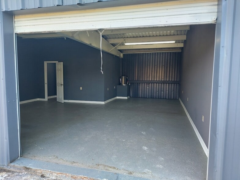 More Photos Of 422 W Gulf Bank Rd, Houston Warehouse For Sale