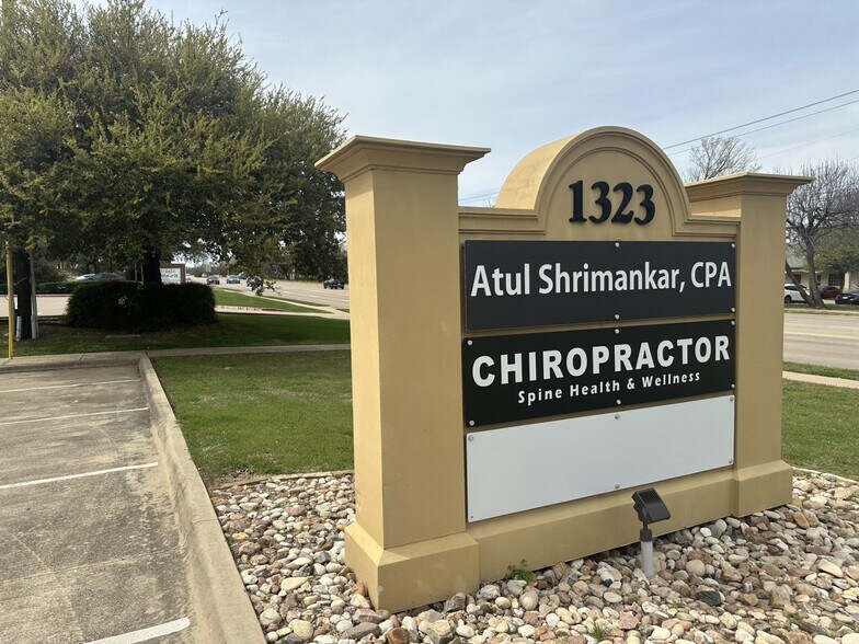 More Photos Of 1323 W Northwest Hwy, Grapevine Office For Lease