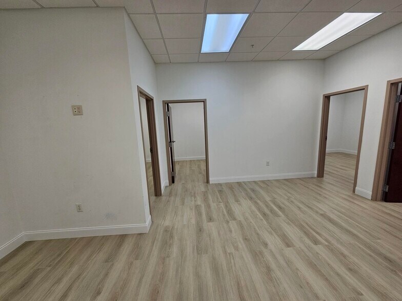 More Photos Of 7065 Westpointe Blvd, Orlando Medical For Sale