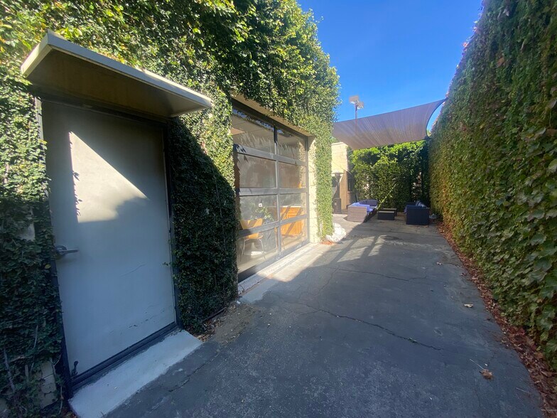 More Photos Of 13915-13917 Saticoy St, Van Nuys Warehouse For Lease