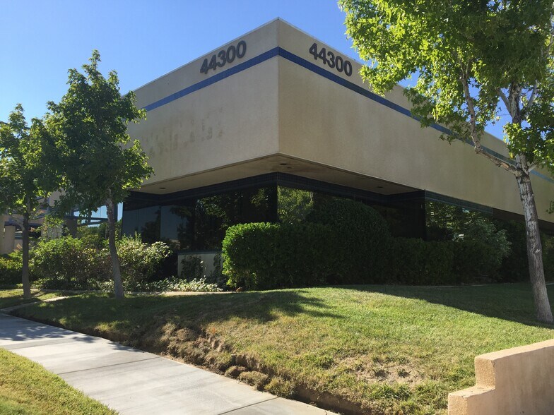 More Photos Of 44300 Lowtree Ave, Lancaster Office For Sale