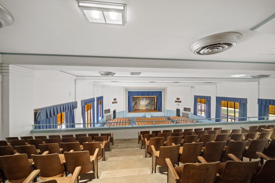 More Photos Of 601 W Lewis St, Conroe Flex For Sale