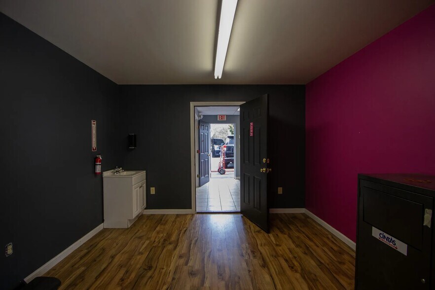 More Photos Of 142 Latonea Dr, Columbia Service For Sale