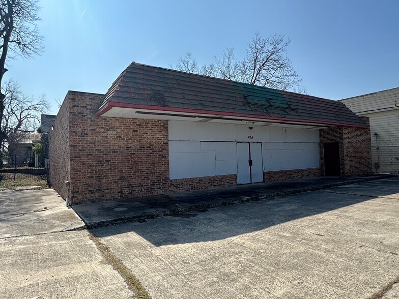 Primary Photo Of 1136 E Grayson St, San Antonio Convenience Store For Lease