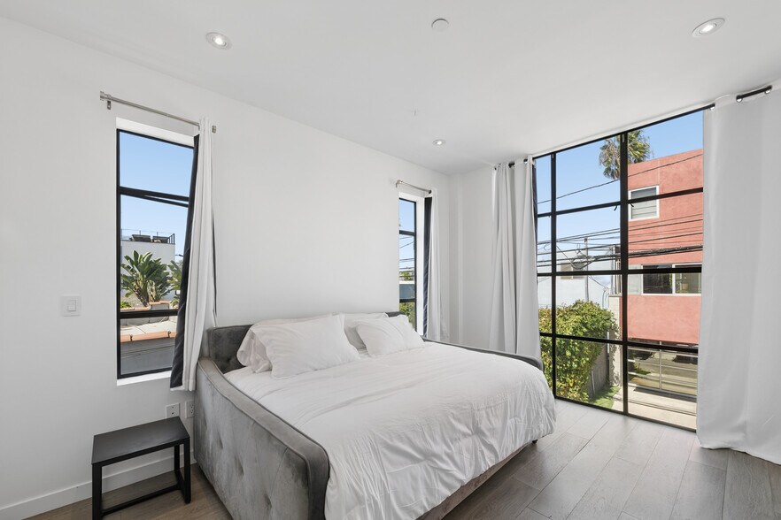 More Photos Of 1317 Cabrillo Ave, Venice Flex For Sale
