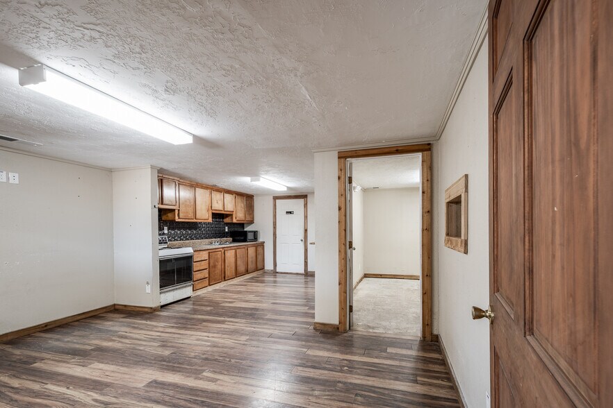 More Photos Of 910 E Church St, Livingston Service For Sale