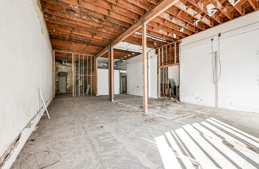 Primary Photo Of 4905-4913 Clinton St, Los Angeles Apartments For Lease