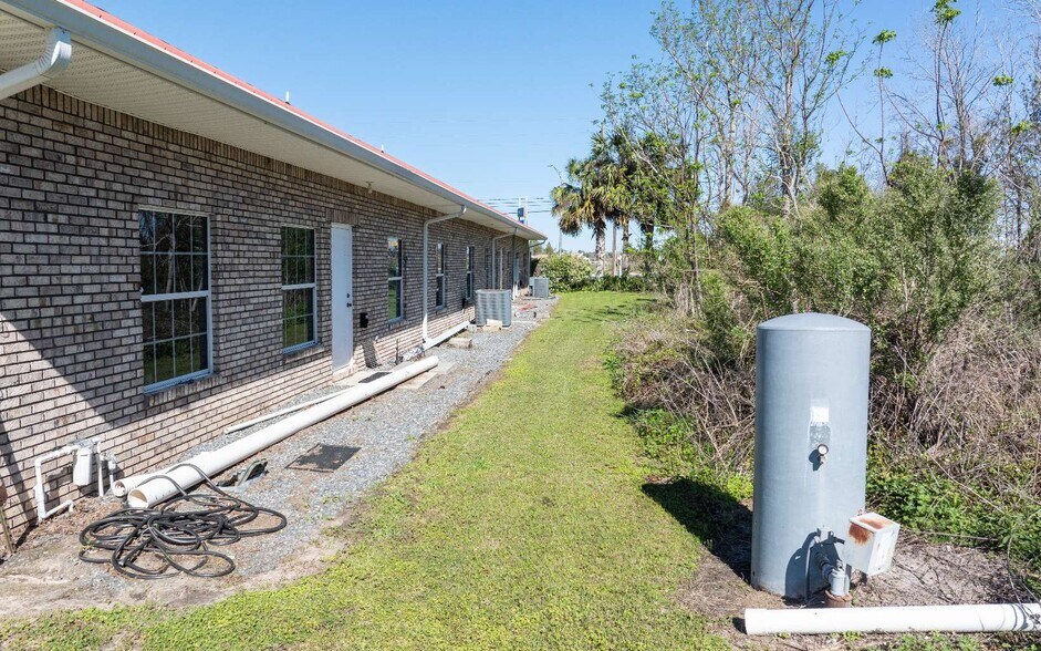 More Photos Of 1720 N Ohio Ave, Live Oak Office For Sale