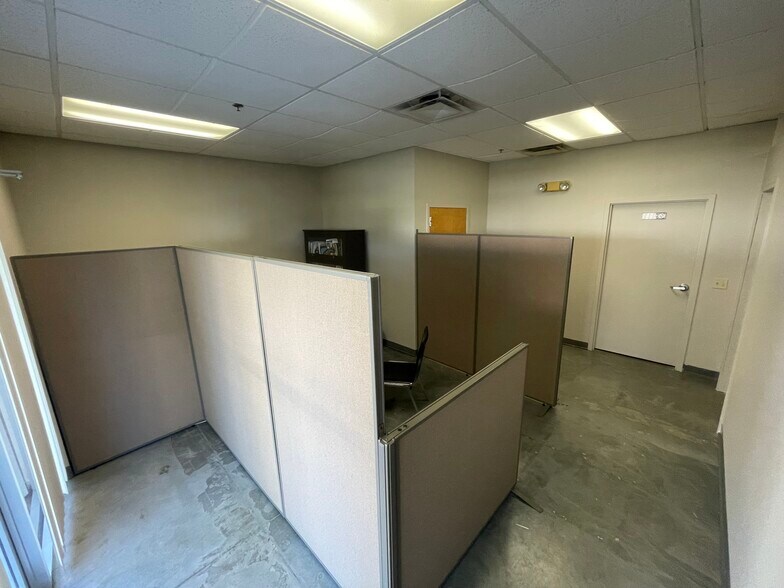 More Photos Of 6600-6626 Kingspointe Pky, Orlando Distribution For Lease