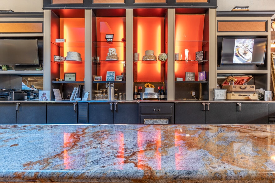 More Photos Of 835-837 Texas St, Fairfield Storefront For Lease