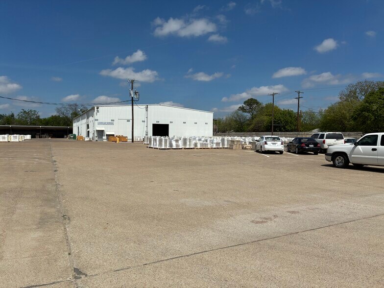 More Photos Of 301 Pleasant Dr, Dallas Warehouse For Lease