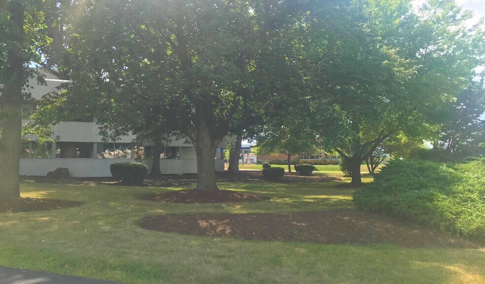 More Photos Of 486 W Liberty St, Wauconda Office For Sale