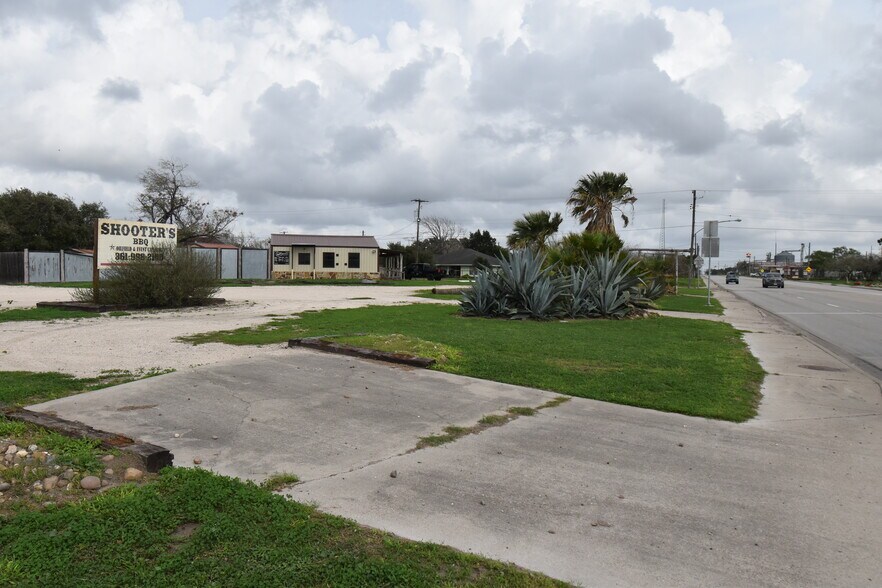 217 Edwin Ave N, Agua Dulce, TX 78330 Restaurant For Sale