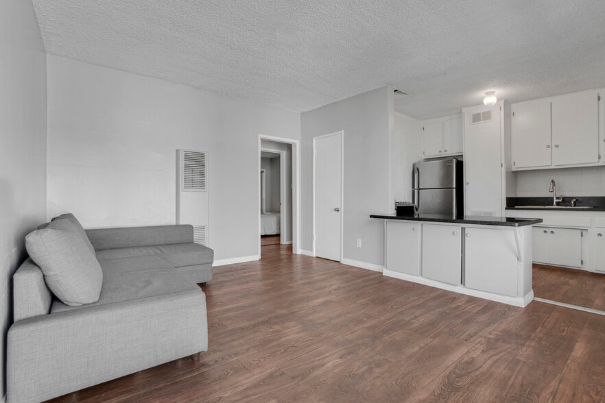 More Photos Of 1143 W 28th St, Los Angeles Multifamily For Sale