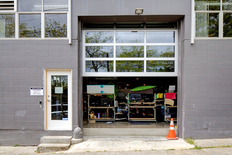 More Photos Of 3668 Albion Pl N, Seattle Office For Lease