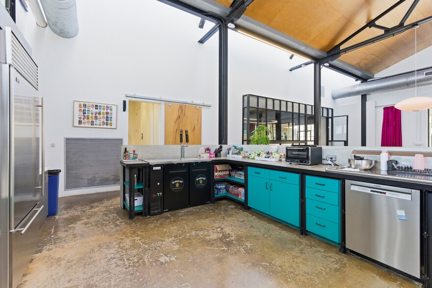 More Photos Of 311-321 Sixth St, San Antonio Office For Sale
