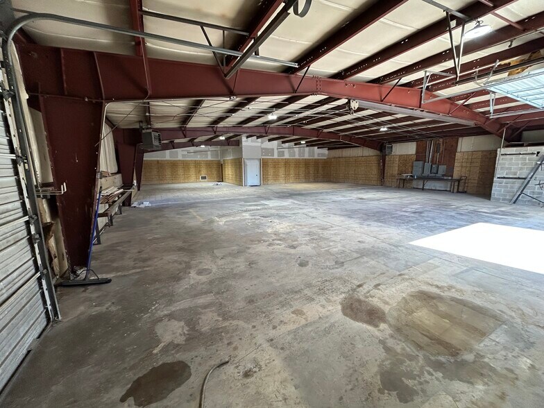 More Photos Of 8 Belcher Dr, Pelham Light Distribution For Lease