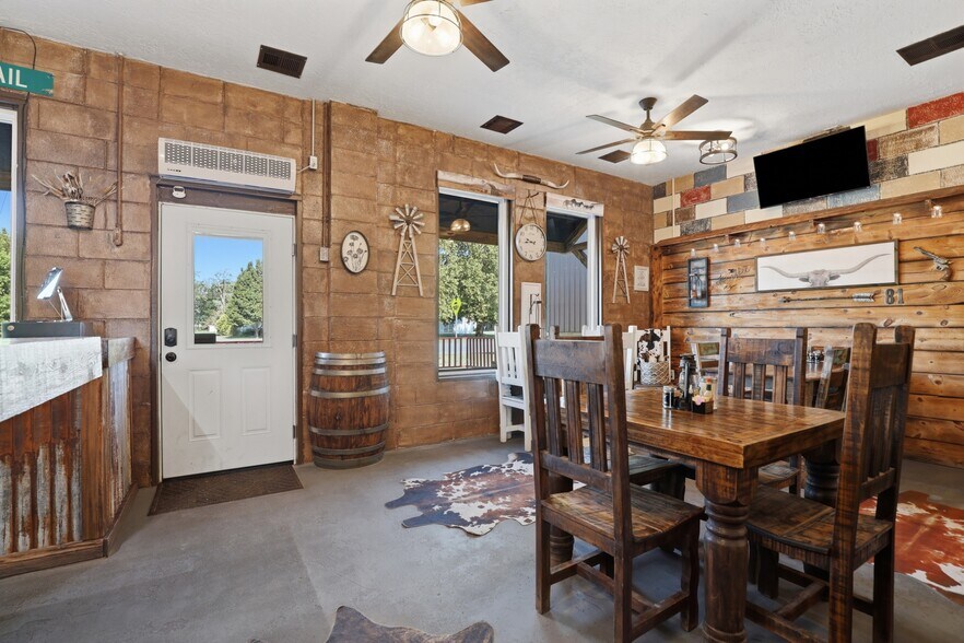 More Photos Of 112 N Chisholm Trl, Dover Restaurant For Sale
