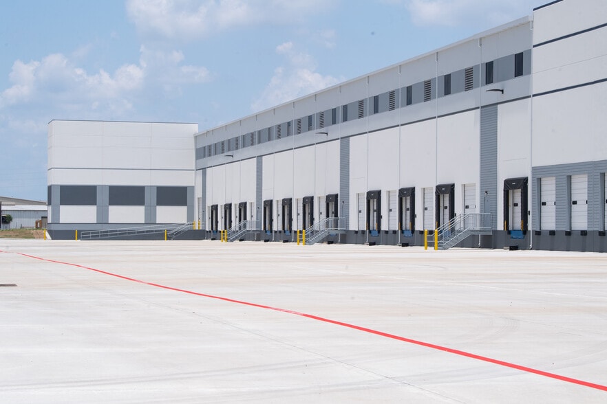 More Photos Of 6411 N Eldridge Pky, Houston Warehouse For Lease