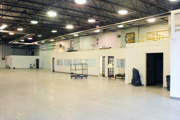 More Photos Of 1301-1371 Saw Mill Run Blvd, Pittsburgh Warehouse For Lease