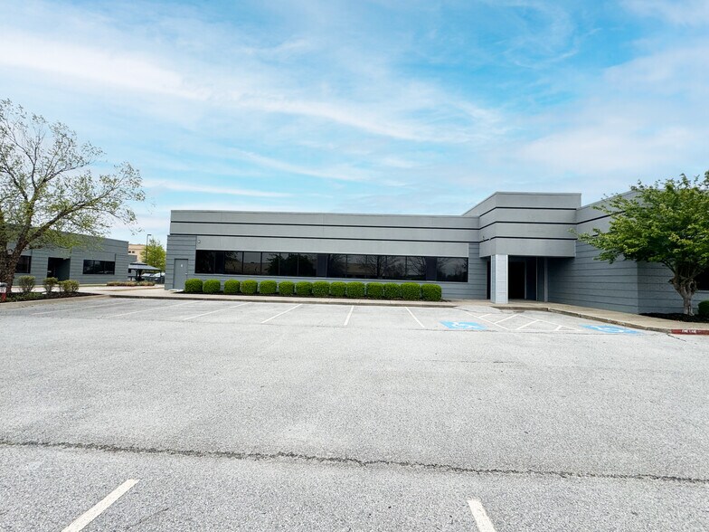 More Photos Of 210 SE 34th St, Bentonville Office For Sale
