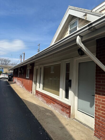 More Photos Of 978 Perry Hwy, Pittsburgh Medical For Sale