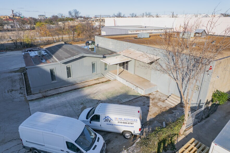 More Photos Of 414 Live Oak Rd, San Antonio Warehouse For Lease