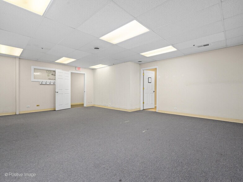 More Photos Of 1300-1308 Waukegan Rd, Glenview Loft Creative Space For Lease