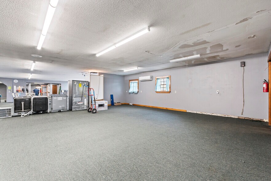 More Photos Of 680 Maine Ave, Farmingdale Storefront Retail Office For Lease