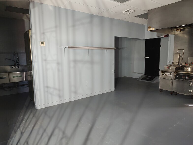 More Photos Of 2106 S Union Ave, Alliance Freestanding For Sale