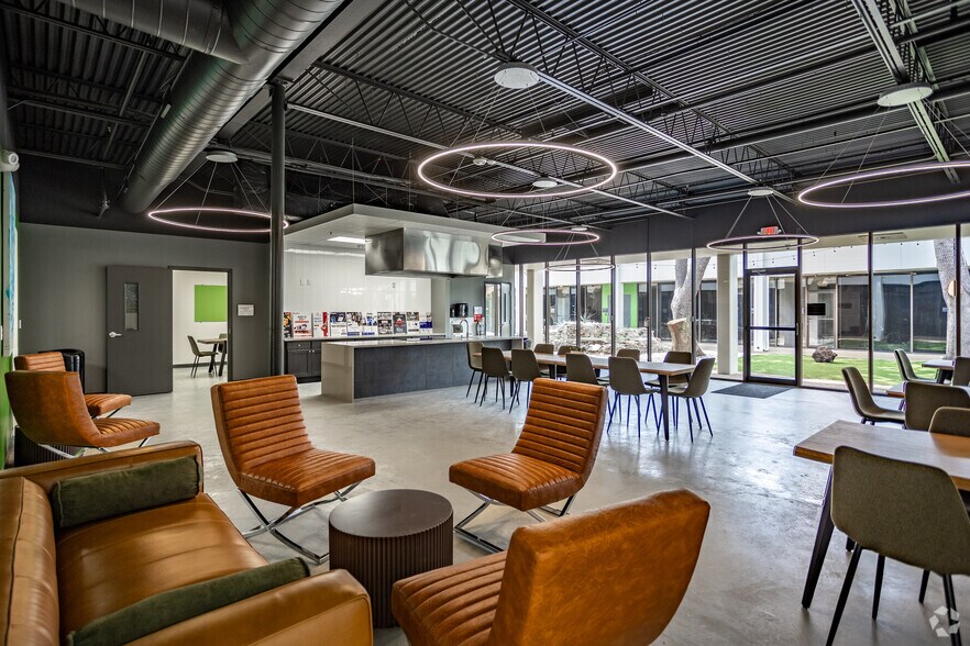 More Photos Of 1499 Regal Row, Dallas Restaurant For Lease