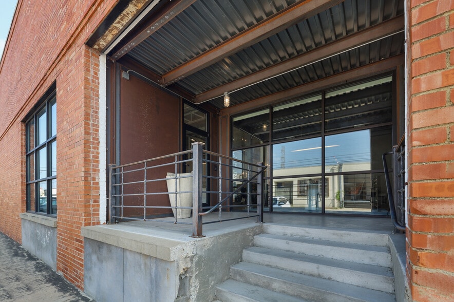 More Photos Of 100 Riveredge Dr, Dallas Warehouse For Sale