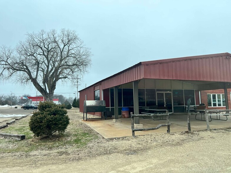 More Photos Of 100 SE 5th St, Abilene Flex For Lease