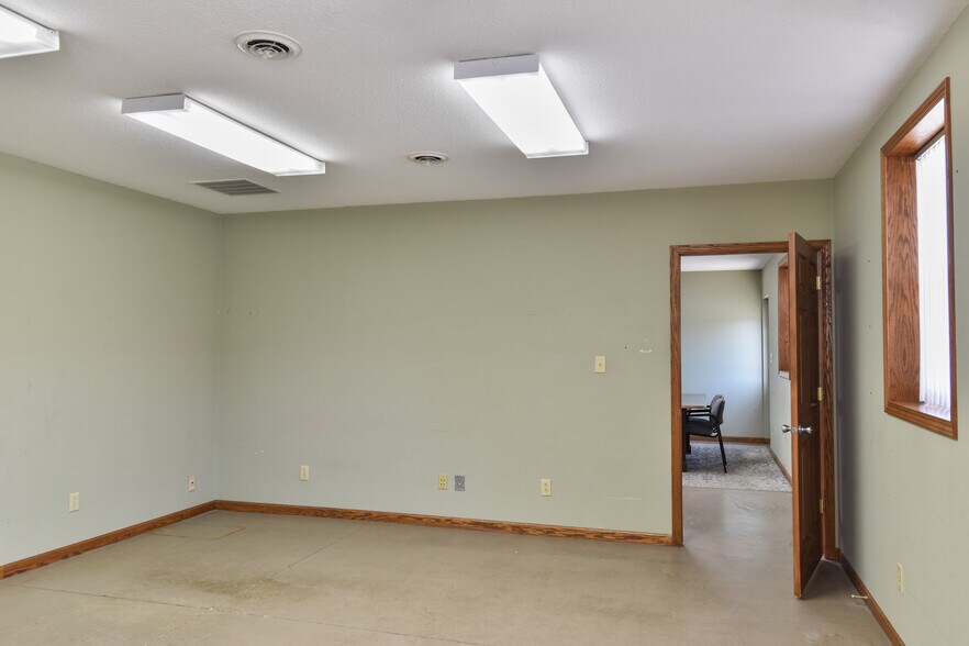 More Photos Of 1311 N Division St, Pontiac Warehouse For Lease
